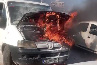 Park Halindeki Kamyonet Yandı, Araç Sahibi Çaresiz Bakışlarla İzledi