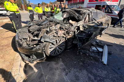 Otomobilin hurdaya döndüğü kazada can pazarı yaşandı