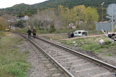 Tren, Otomobile Çarparak 20 Metre Sürükledi: 1'i Ağır 2 Yaralı