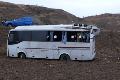 Cenazeye Giden Midibüs Şarampole Devrildi: 29 Yaralı