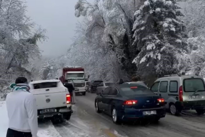 Şiddetli Kar Yağışı ve Kayan Araçlar Yolları Kapadı, Sürücüler Mağdur Kaldı