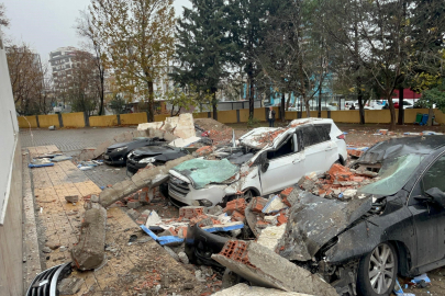  Kahramanmaraş’ta Otomobillerin Üzerine Okulun Duvarı Devrildi