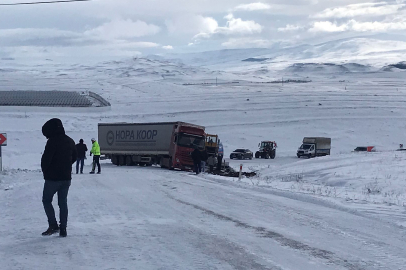 Tır, Kar ve Buzlanma Nedeniyle Kayganlaşan Yolda Kayarak Yolu Trafiğe Kapattı