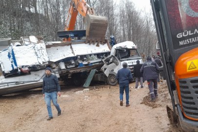 Tırın Kupası Kağıt Gibi Ezildi, Belediye Personeli Ağır Yaralandı