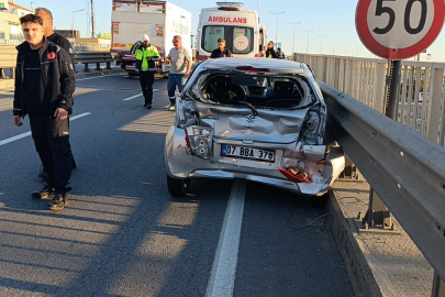 Antalya'da Faciadan Dönüldü: Beton Mikseri Otomobile Arkadan Çarptı