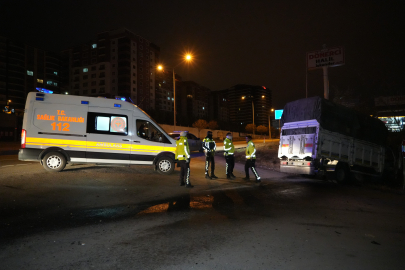 Kamyonetiyle kaza yaptı, yaralı arkadaşını da bırakıp kaçtı