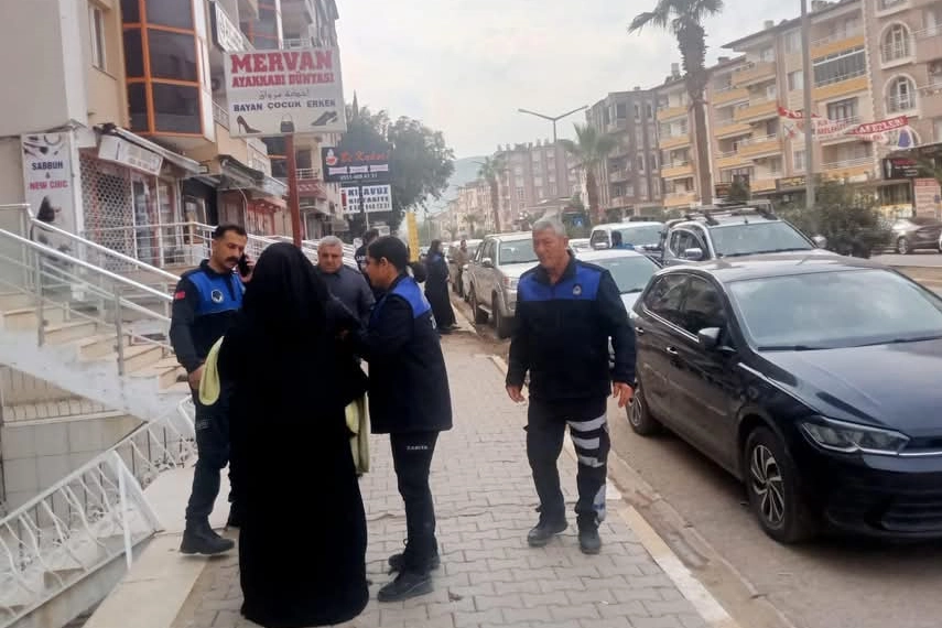 Kucağında bebekle duyguları istismar eden kadın dilenci yakayı ele verdi