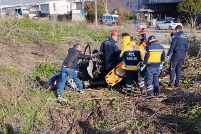 Kamyonetin Çarptığı Otomobil Dereye Savruldu, 2 Kişi Yaralandı