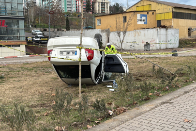 Kontrolden Çıkıp Kaldırıma Çarparak Ters Döndü