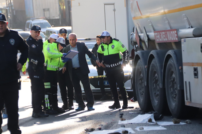 İzmir'de Feci Kaza:  Öğrenci Servisi Park Halindeki Tıra Çarptı: 1 Ölü, 1 Yaralı