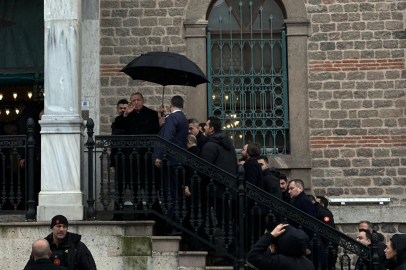 Cumhurbaşkanı Erdoğan, cuma namazını şehrin en büyük ve sembol yapılarından Zağnos Paşa Camii'nde binlerce vatandaşla birlikte kıldı