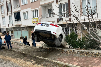 Sürücüsünün Hakimiyetini Kaybettiği Otomobil Apartman Boşluğuna Düştü