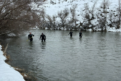 Kayıp Öğretmen İçin Jandarma ve AFAD Dalgıçları Dondurucu Suda Çalışma Yapıyor 