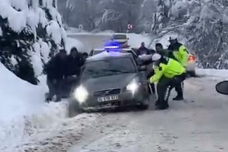 Zincir Takmadan Yola Çıkan Sürücüler Yoldan Çıkarak Mahsur Kaldı