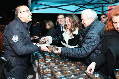 Şadi Özdemir, Regaip Kandili'nde Nilüfer'de vatandaşlara kandil simidi ikram etti