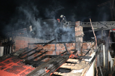 Amasya’da 2 katlı ev alevlere teslim oldu