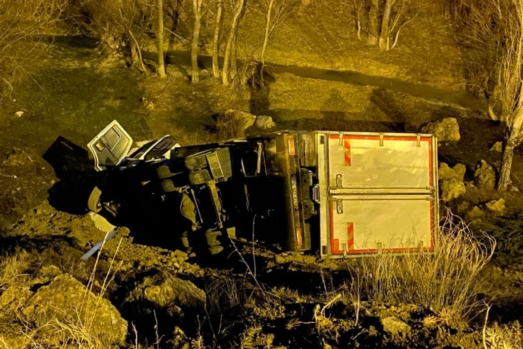 Yokuş aşağı inerken virajı alamayan kamyon şarampole uçtu: 1 yaralı