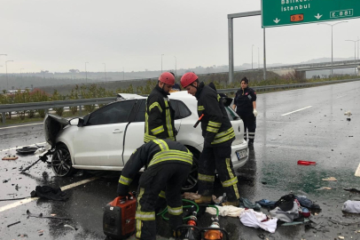 Yol kenarında park halinde duran tankere çarpan otomobildeki iki kişi hayatını kaybetti