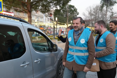 Gürsu Belediye Başkanı Mustafa Işık, Yolda Olan Vatandaşlara İftariyelik Dağıttı